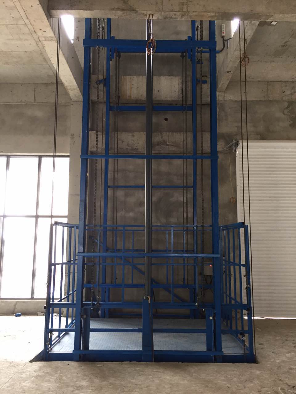 昆明“歐力升”品牌升降貨梯是用途廣泛的高空貨物運輸專用設備。它的剪叉機械結構,使升降臺起升有較高的穩定性,寬大的作業平臺和較高的承載能力,使高空作業范圍更大、并適合多人同時作業。升降動力分為220V或380V電源,特殊環境也可采用防爆泵站及防爆電器。載重1—80噸,采用意大利和國產液壓泵站,臺面使花紋鋼板。它使高空作業效率更高,安全更保障。廣泛應用于車間、倉庫高空輸送貨物、汽車4S店、停車場高空輸送汽車、工地、廠房、倉庫、糧庫、車站、賓館、機場、碼頭、加油站、體育廠、高架管道等高空貨物輸送及高空作業。室內、室外、都可安裝。